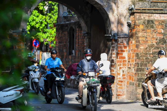 Gần 300 năm đứng bên phố Hàng Chiếu, Ô Quan Chưởng không chỉ là một công trình kiến trúc cổ. Đó còn là chứng nhân của lịch sử, nơi hội tụ những câu chuyện về kinh thành, đời sống phố phường và tinh thần bảo vệ thành Hà Nội của người xưa.