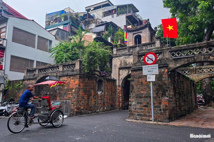 Không gian quanh Ô Quan Chưởng là sự đan xen giữa dấu tích của Thăng Long xưa và đời sống khu phố Hà Nội hôm nay.