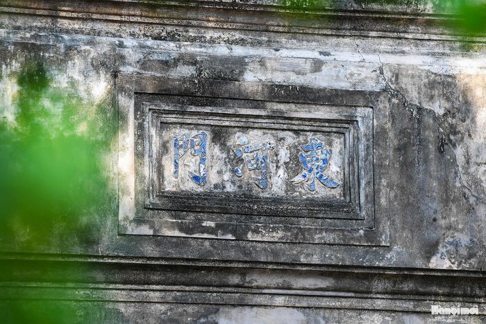 Trên mặt trước hiện vẫn còn ba chữ Hán “Đông Hà Môn”.