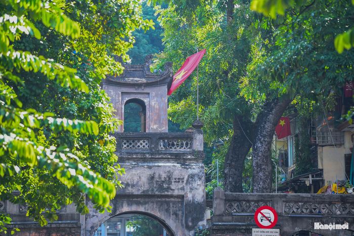 Đi qua những thăng trầm của lịch sử, Ô Quan Chưởng ngày nay vẫn còn khá nguyên vẹn lối tam quan với cửa chính và hai cửa phụ. Trên nóc cửa chính là vọng lâu.