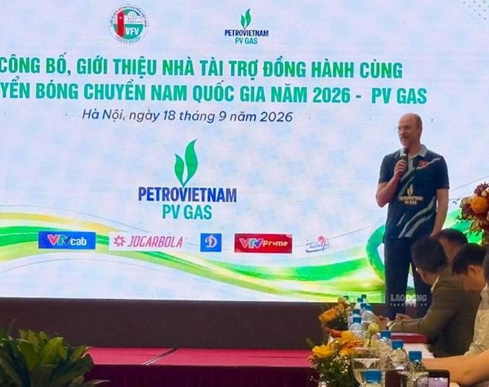 Huấn luyện viên trưởng đội tuyển bóng chuyền nam Việt Nam Federico Rampazzo trao đổi về mục tiêu ASIAD 20. Ảnh: VFV