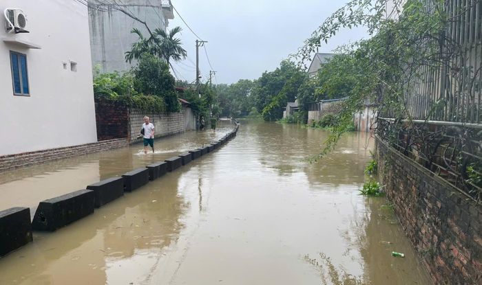 Lũ sông Bùi dâng cao gây ngập lụt nhiều hộ dân ở thôn Phúc Khảm Lâm (xã Phúc Sơn). Ảnh: Nguyễn Thà