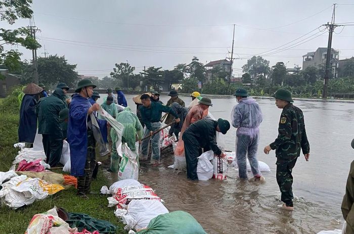 Xã Phúc Sơn huy động hơn 600 cán bộ, chiến sĩ, người dân tham gia chống tràn kênh Quán Quốc và Đồng Xa. Ảnh: Nguyễn Thà