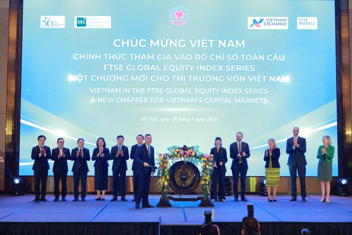 Bộ trưởng Bộ Tài chính Ngô Văn Tuấn thực hiện nghi thức đánh cồng, đánh dấu Việt Nam chính thức tham gia chỉ số thị trường mới nổi thuộc FTSE Global Equity Index Series. Ảnh: PV