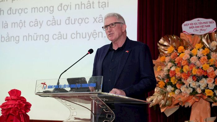 Ông James Shipton, Phó Chủ tịch EUNIC tại Việt Nam - Giám đốc quốc gia Hội đồng Anh tại Việt Nam phát biểu. Ảnh: Ban tổ chức