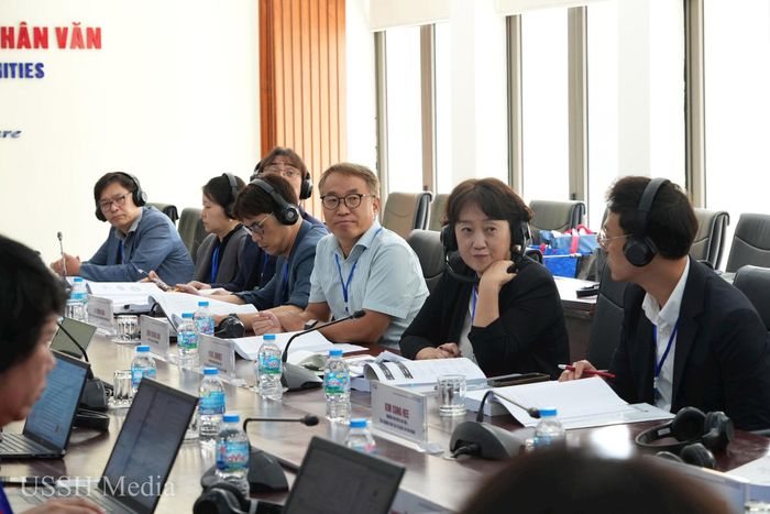 Các chuyên gia Viện Nghiên cứu Lịch sử Quốc gia Hàn Quốc tại hội thảo khoa học quốc tế “Giao lưu Lịch sử và Văn hóa Việt Nam - Hàn Quốc: Tiếp biến di sản, ký ức và tầm nhìn đương đại”. Ảnh: USSH