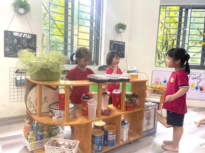 Các con trường Mầm non Thanh Liệt đang chơi trò chơi bán hàng. Ảnh: Đào Tuyết