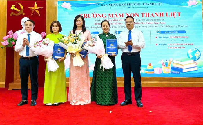 Cô Phạm Thu Hương (đứng giữa áo hồng) nhận quyết định điều động giữ chức vụ Hiệu trưởng Trường Mầm non Thanh Liệt, phường Thanh Liệt từ ngày 10-8-2026. Ảnh: PV