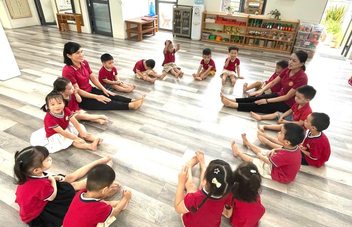 Cô Nguyễn Tường Vân và cô Trương Thị Thạch trường Mầm non Thanh Liệt, phường Thanh Liệt đang chơi trò chơi giân dan lu la lu lống. Ảnh: Đào Tuyết