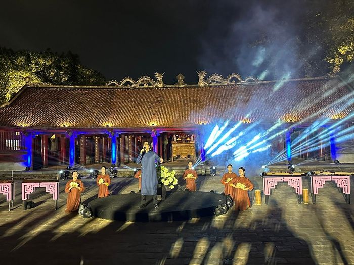 Trước đó, khán giả được thưởng thức chương trình biểu diễn nghệ thuật. Ảnh: Hoàng Quyên
