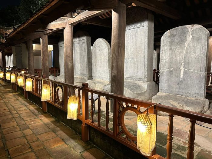Khu vực bia đá được thắp sáng. Ảnh: Hoàng Quyên