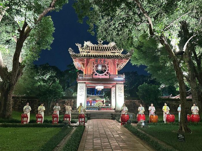 Dàn trống hội đón khách trong không gian Văn Miếu - Quốc Tử Giám về đêm. Ảnh: Hoàng Quyên