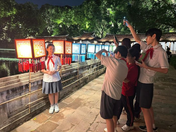 Tour đêm Văn Miếu - Quốc Tử Giám thu hút giới trẻ. Ảnh: Hoàng Quyên