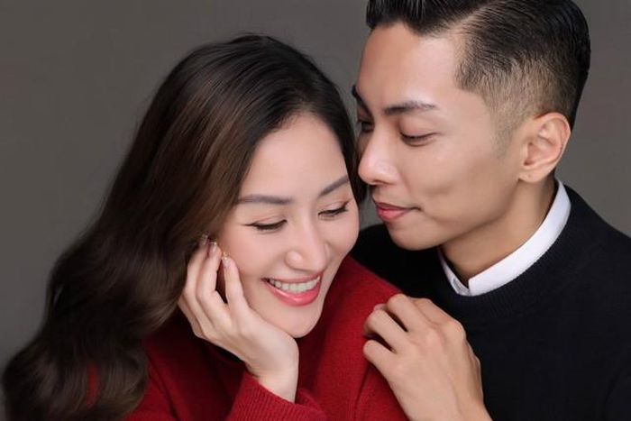 Từ sàn đấu đến đời sống, họ dần trở thành người đồng hành của nhau. Tuy nhiên, chuyện tình ấy không bắt đầu bằng một đám cưới như nhiều cặp đôi khác.