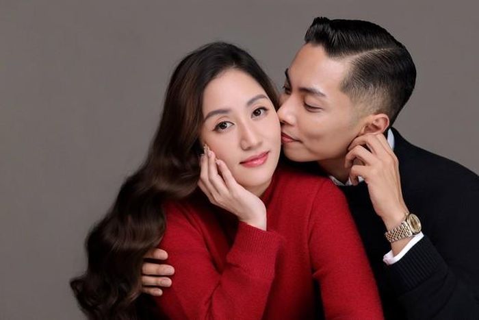 Theo chia sẻ của cả Khánh Thi lẫn Phan Hiển, họ bắt đầu gắn bó trong dancesport trước khi tình cảm phát triển thành mối quan hệ yêu đương. Năm 2009, Khánh Thi và Phan Hiển trở thành bạn nhảy. Cũng trong năm này, cả hai giành hai huy chương vàng tại giải Vô địch Dancesport châu Á, đánh dấu một giai đoạn quan trọng trong sự nghiệp của Phan Hiển.
