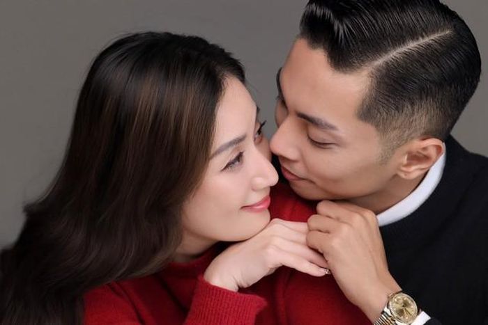 Sau khi kết hôn, Khánh Thi và Phan Hiển tiếp tục đồng hành trong cả công việc lẫn cuộc sống gia đình. Cả hai cùng hoạt động trong lĩnh vực dancesport, tham gia đào tạo và phát triển các thế hệ vận động viên trẻ. Điều đáng chú ý trong câu chuyện của Khánh Thi và Phan Hiển là họ không xây dựng hình ảnh một cuộc hôn nhân hoàn toàn không có mâu thuẫn. Ngược lại, cả hai từng thừa nhận sự khác biệt và những lần tranh luận là điều khó tránh khỏi.