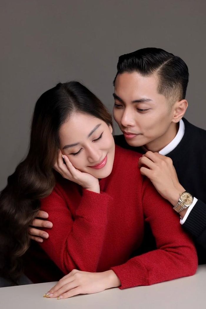 Với Khánh Thi, đám cưới không phải điểm bắt đầu của cuộc hôn nhân. Hai người đã có nhiều năm sống cùng nhau, cùng làm việc, có con và trải qua không ít biến động trước khi chính thức tổ chức hôn lễ.