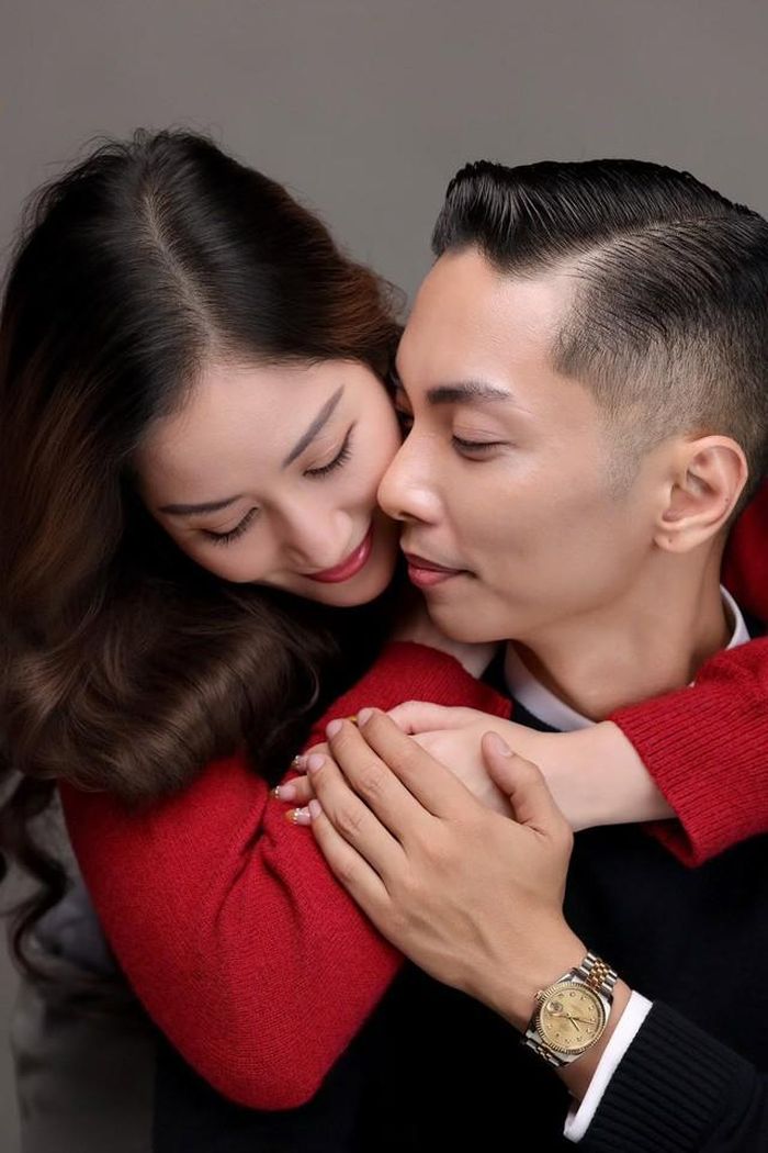Khánh Thi và Phan Hiển từng là một trong những cặp đôi nhận được nhiều sự quan tâm của công chúng bởi khoảng cách tuổi tác và câu chuyện tình yêu bắt đầu từ mối quan hệ cô trò. Khánh Thi sinh năm 1982, hơn Phan Hiển khoảng 11 tuổi. Trong những năm đầu, chuyện tình của họ từng chịu không ít áp lực từ dư luận.