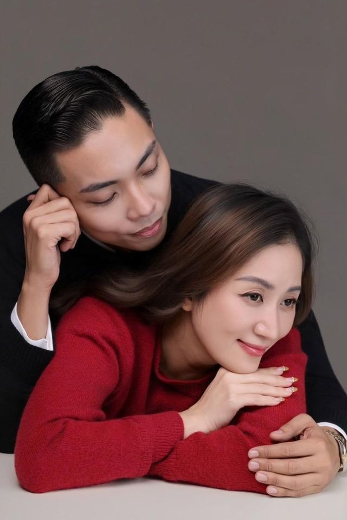 Trước đám cưới, Phan Hiển từng chia sẻ rằng ban đầu anh không nghĩ mình cần một hôn lễ. Tuy nhiên, sau nhiều năm chung sống, anh nhận ra Khánh Thi cũng mong muốn một lần được mặc váy cưới và bước vào lễ đường.