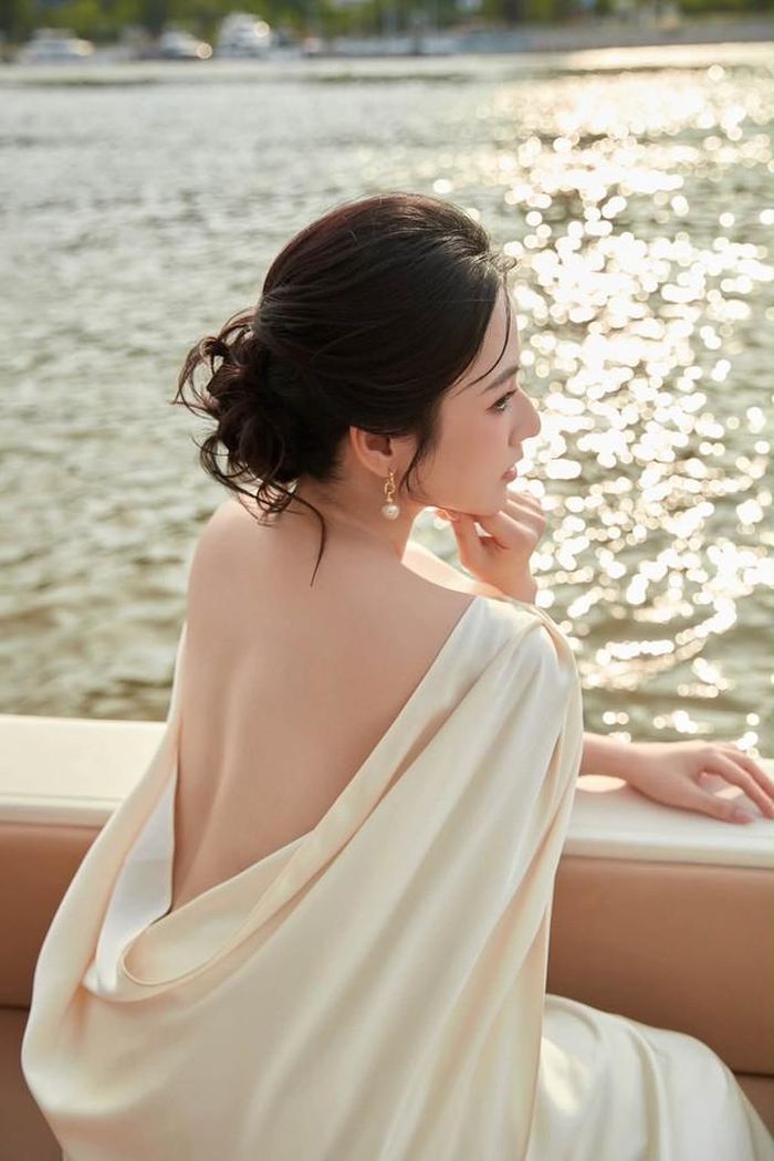 Những năm gần đây, Việt Hoa thường xuyên xuất hiện với hình ảnh chỉn chu tại các sự kiện cũng như trên mạng xã hội.