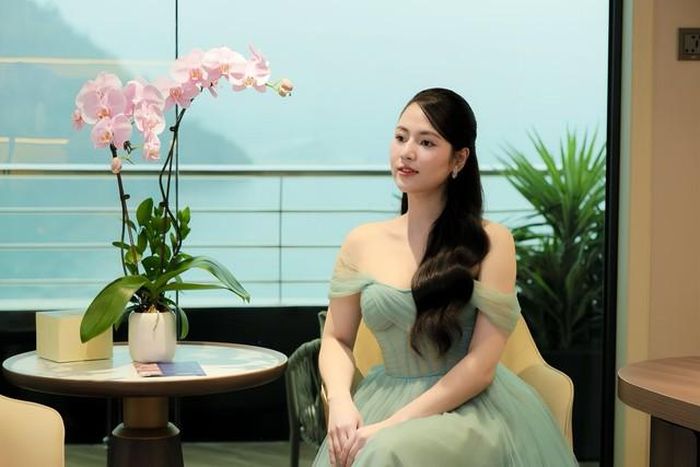 Ngoài chế độ dinh dưỡng, Việt Hoa cũng quan tâm đến việc tập luyện thể thao để nâng cao sức khỏe và giữ gìn vóc dáng. Việc duy trì vận động thường xuyên không chỉ giúp cơ thể săn chắc mà còn góp phần mang lại nguồn năng lượng tích cực, giúp gương mặt luôn rạng rỡ.