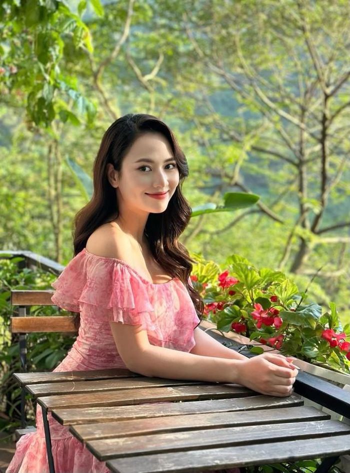 Trong việc chăm sóc da, nữ diễn viên ưu tiên các bước làm sạch, dưỡng ẩm và chống nắng hằng ngày. Đây được xem là những nguyên tắc cơ bản nhưng vô cùng quan trọng để bảo vệ làn da trước tác động của môi trường và ánh nắng mặt trời.