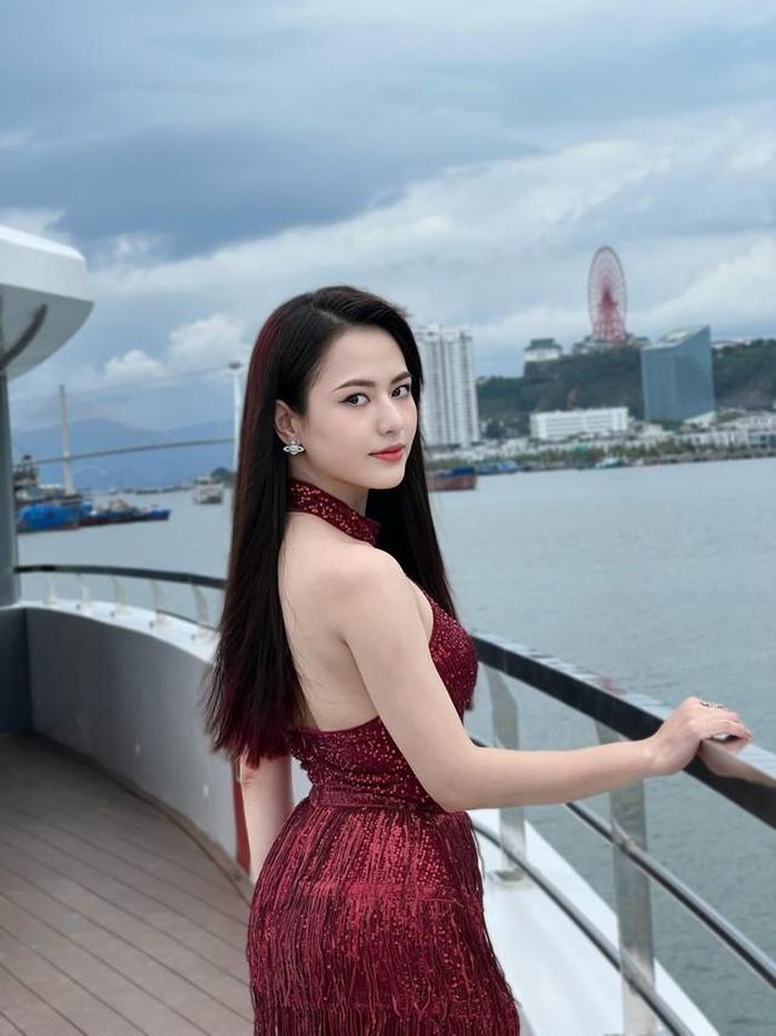 Không chạy theo những xu hướng làm đẹp cầu kỳ, Việt Hoa lựa chọn cách chăm sóc bản thân từ bên trong bằng lối sống lành mạnh, nghỉ ngơi hợp lý và giữ tinh thần lạc quan. Chính sự cân bằng trong cuộc sống đã góp phần giúp nữ diễn viên ngày càng trẻ trung, xinh đẹp và nhận được nhiều lời khen từ người hâm mộ.