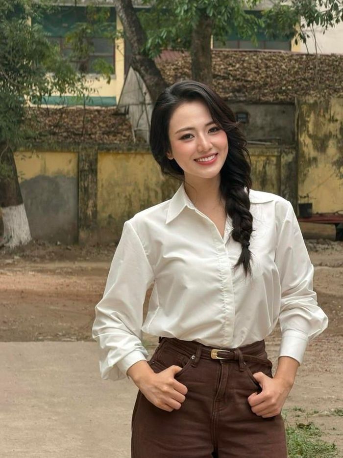 Ở tuổi 30, nữ diễn viên được nhận xét ngày càng xinh đẹp, trẻ trung với gương mặt thanh tú, làn da mịn màng cùng phong cách thời trang nữ tính, hiện đại.
