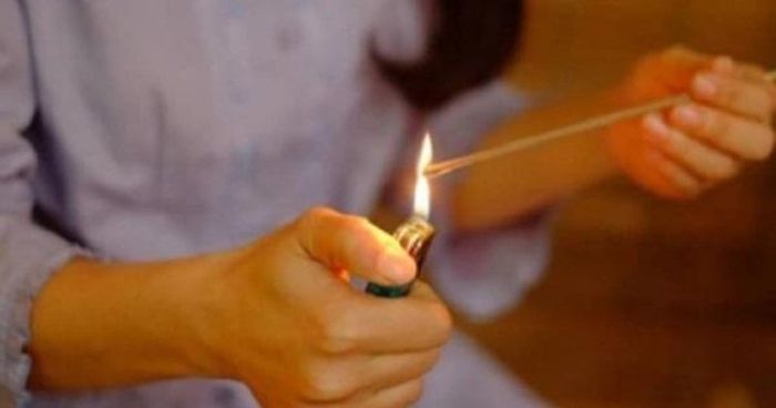 Nếu đang thắp mà hương bị tắt cần để nguyên vị trí hương đó và đốt tiếp để hương cháy là được.