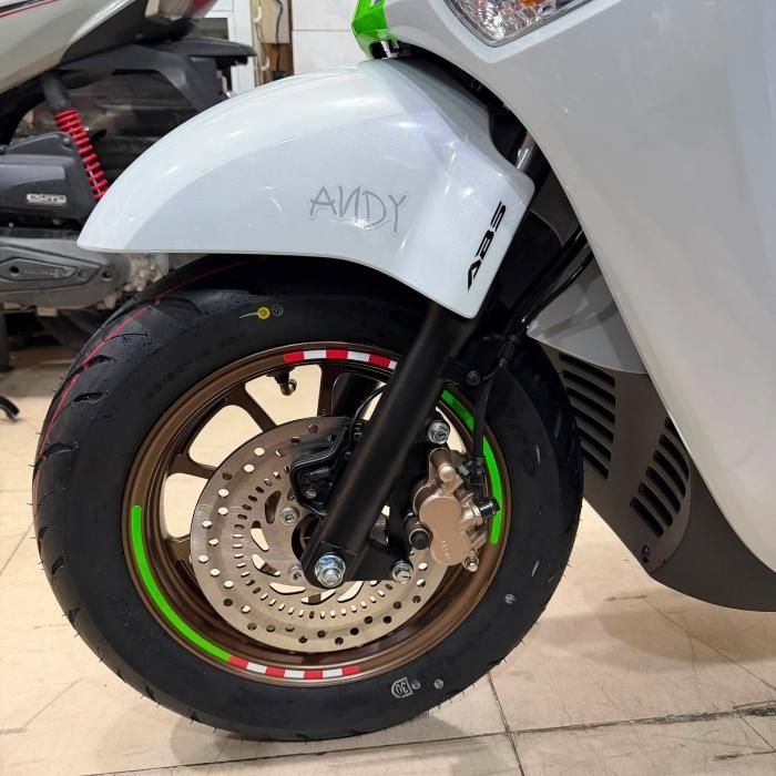 Mỗi chiếc New Honda Giorno+ BUZZ LIGHTYEAR Limited Edition đều đi kèm Running Number Sticker,