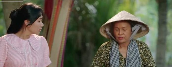 Bà ngoại và Phù Sa muốn người dân giữ gìn gắn bó với nghề dệt chiếu. Ảnh VTV