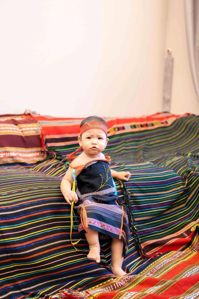 Nhiều người để lại bình luận: "E ngây thơ chả hiểu ngày gì mà vui thế cơ chứ"; "Mặt luôn cười vui vẻ thương quá chừng"; "Mới 1 tuổi mà bé dạn dĩ quá, không sợ không khóc. Chúc bé luôn khỏe mạnh hay ăn chóng lớn"; "Tôi mê cái sự bình dị của Hen từ lúc chưa chồng. Rồi giờ có con càng mê cái sự mộc mạc của gia đình nhỏ này"...