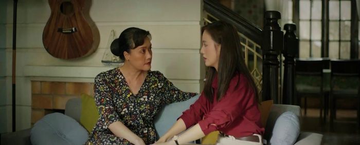 Phương đã đi theo bà Ngọc và nghe được toàn bộ cuộc nói chuyện giữa mẹ và Khánh. Phương đã hỏi thẳng mẹ lý do tại sao lại ngăn cản Khánh. Bà Ngọc giải thích là lo cho con gái, nhưng trước câu nói muốn tự tìm hạnh phúc và rằng gia đình cũng chỉ là bình thường sao lại kỳ thị Khánh, bà Ngọc đã cho con gái một cái tát đau điếng.