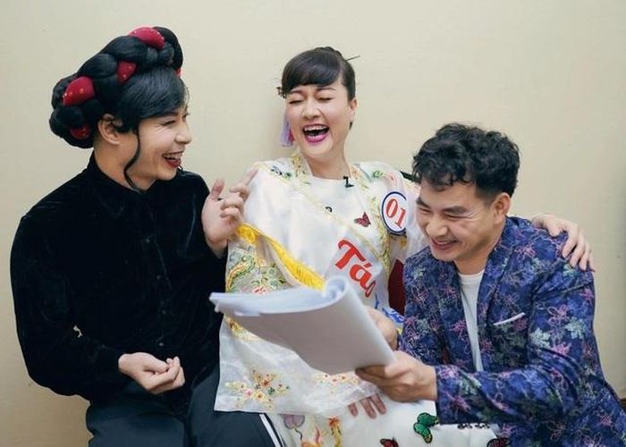 Vân Dung bắt đầu được đông đảo khán giả Việt Nam biết đến từ khi tham gia chương trình "Đời cười" của Nhà hát Tuổi trẻ, tiếp đó là "Gặp nhau cuối năm" (Táo Quân), "Gặp nhau cuối tuần" và "Gala cười" của Đài Truyền hình Việt Nam.