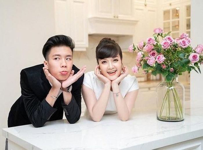 Có một sự nghiệp vững vàng và độ phủ sóng cao nhưng đời tư của Vân Dung lại khá kín tiếng. Vân Dung đang có cuộc sống bình yên bên con trai Long Vũ và nhiều lần bày tỏ niềm hạnh phúc khi con nối nghiệp diễn xuất. Song song đó, chị vẫn tích cực hoạt động nghệ thuật, đều đặn góp mặt trong các dự án phim truyền hình.