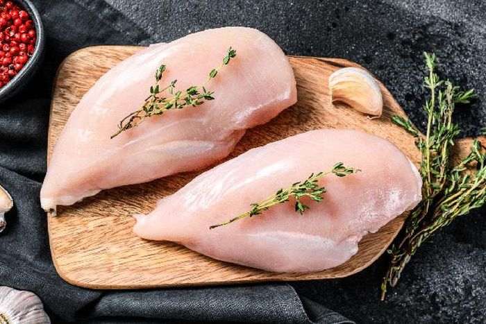 Thịt lườn gà sau khi ướp nên bảo quản trong ngăn mát của tủ lạnh. Bọc ức gà đã ướp vào giấy bạc, sau đó nướng trong lò hoặc nồi chiên không dầu.