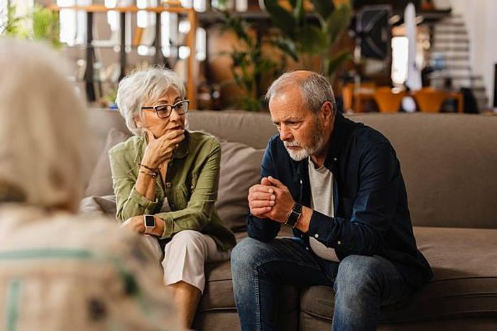 Người trưởng thành giữ gìn các mối quan hệ bằng ranh giới rõ ràng và sự tiết chế chứ không bằng sự ồn ào. Ảnh minh họa: iStock