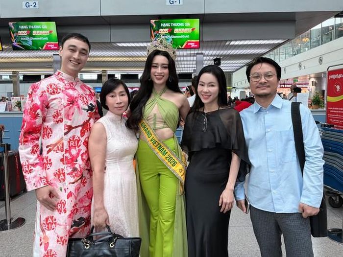Có mặt tại sân bay cùng gia đình Emoura Phạm còn có vợ chồng bà Phạm Kim Dung - Hoàng Nhật Nam (đại diện công ty quản lý).