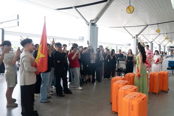 Đại diện nhan sắc Việt Nam tại Miss Grand International 2026 là Emoura Phạm. Người đẹp đăng quang Miss Grand Vietnam vào tháng 7 vừa qua và nhanh chóng bước vào quá trình chuẩn bị cho đấu trường quốc tế. Trước ngày lên đường, cô dành thời gian hoàn thiện các kỹ năng, chuẩn bị trang phục và xây dựng hình ảnh phù hợp với tinh thần của cuộc thi.