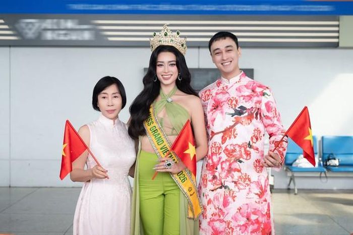 Mẹ đẻ và anh trai Emoura Phạm có mặt tại sân bay tiễn nàng hậu lên đường "chinh chiến" quốc tế. Emoura Phạm là người đẹp lai: Mẹ là bà Phạm Phương Hà, bố là ông Richard Turner - người Anh gốc Nam Phi. Bố mẹ Emoura đã ly hôn từ khi cô 6 tuổi, thời điểm đó cả gia đình đang ở Thái Lan. Sau ly hôn mẹ đưa hai anh em về Việt Nam.