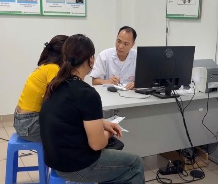 Bác sĩ tư vấn cho người dân biện pháp chủ động bảo vệ sức khỏe trong mùa mưa ngập. Ảnh: BVCC. 