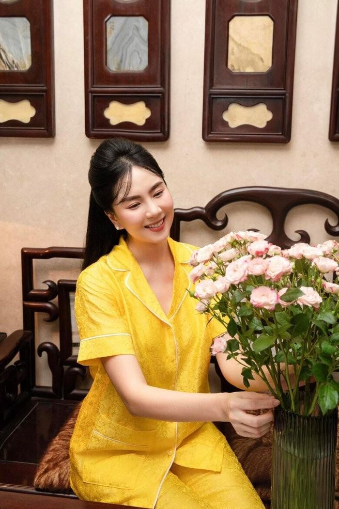 Các bức tranh đá quý và họa tiết xưa được bày trí khéo léo, tạo không gian gợi nhớ về văn hóa truyền thống Việt Nam.