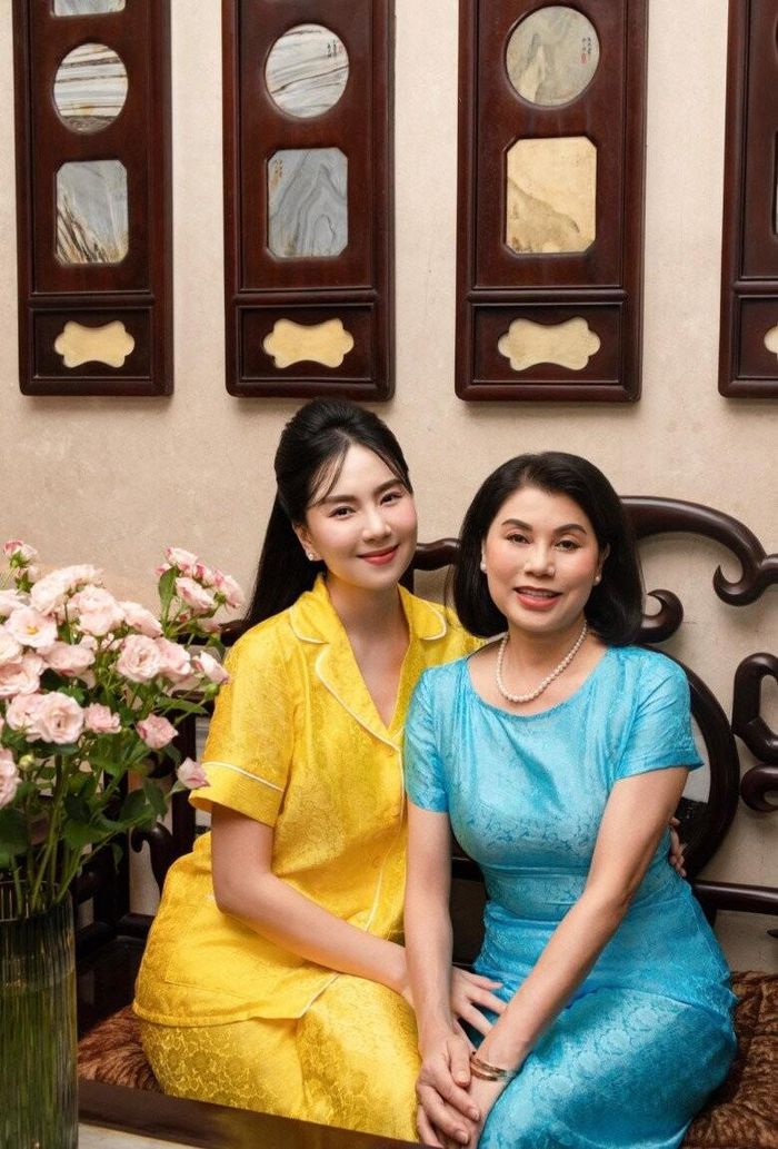 Nổi bật với bộ bàn ghế gỗ kiểu cổ được chạm khắc cầu kỳ, phòng khách toát lên vẻ trang nhã và hoài cổ.