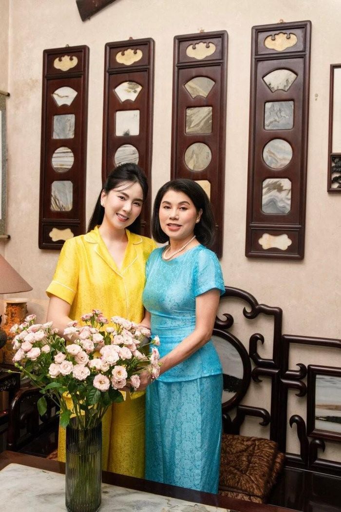 Rất hiếm khi lộ diện không gian sống, nhưng trong những hình ảnh Mai Ngọc về thăm nhà đẻ, căn nhà của mẹ đẻ MC Mai Ngọc xuất hiện vài góc nhà. Không gian bên trong ngôi nhà bố mẹ cô ở lại mang phong cách gần gũi với tông màu gỗ nâu ấm áp.