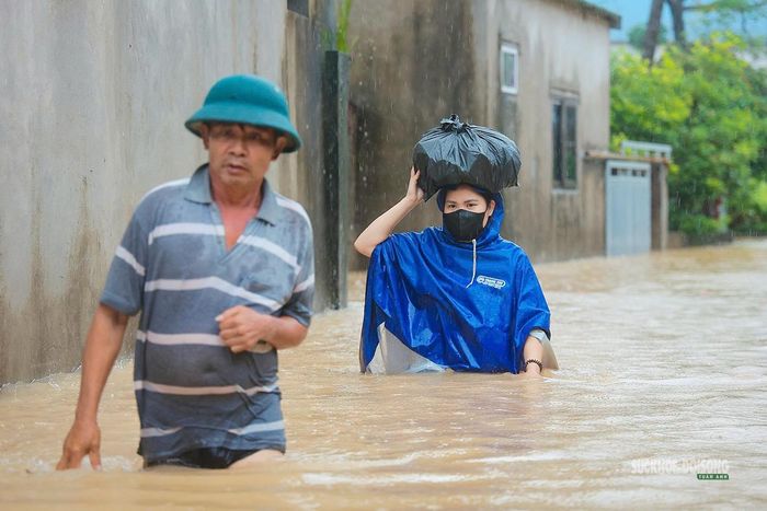 Bì bõm giữa dòng nước. Ảnh: T.Anh