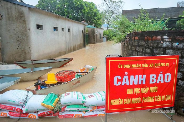 Biển cảnh báo được đặt tại lối vào khu vực ngập sâu. Ảnh: T.Anh