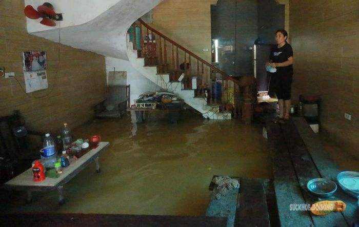 Nước tràn vào nhà, ảnh hưởng đến sinh hoạt hàng ngày. Ảnh: T.Anh