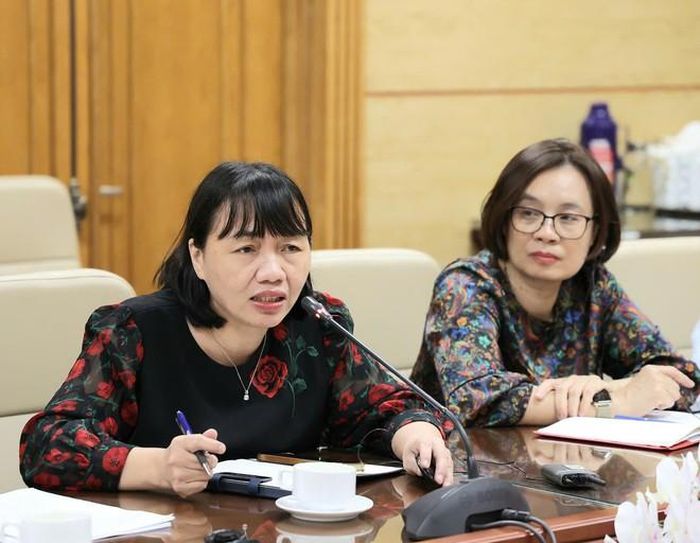 Các đại biểu trao đổi. Ảnh: Trần Minh