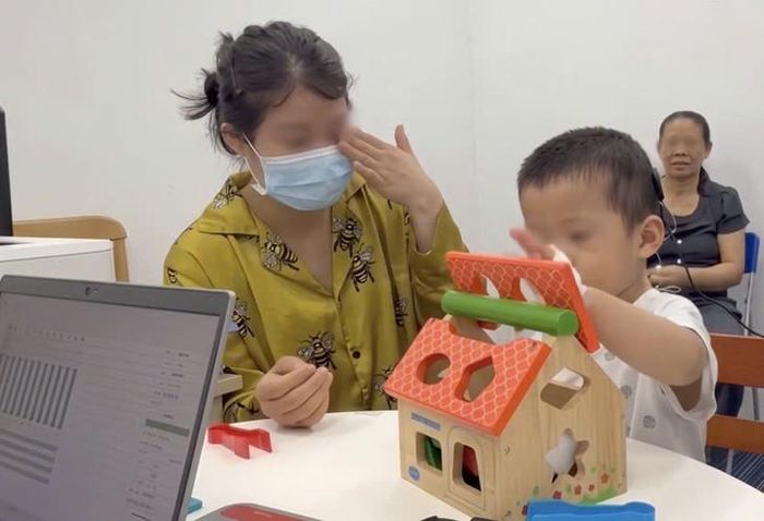 Khoảnh khắc xúc động của người mẹ khi lần đầu tiên thấy con nhận biết và phản ứng với âm thanh sau khi thiết bị được kích hoạt . Ảnh: BV Nhi Đồng 1 cung cấp