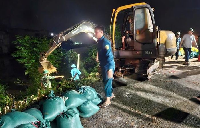 Hàng trăm người cùng máy móc, vật tư được huy động, khẩn trương xử lý sự cố, gia cố các vị trí đê xung yếu. Ảnh: UBND xã Thiệu Hóa.